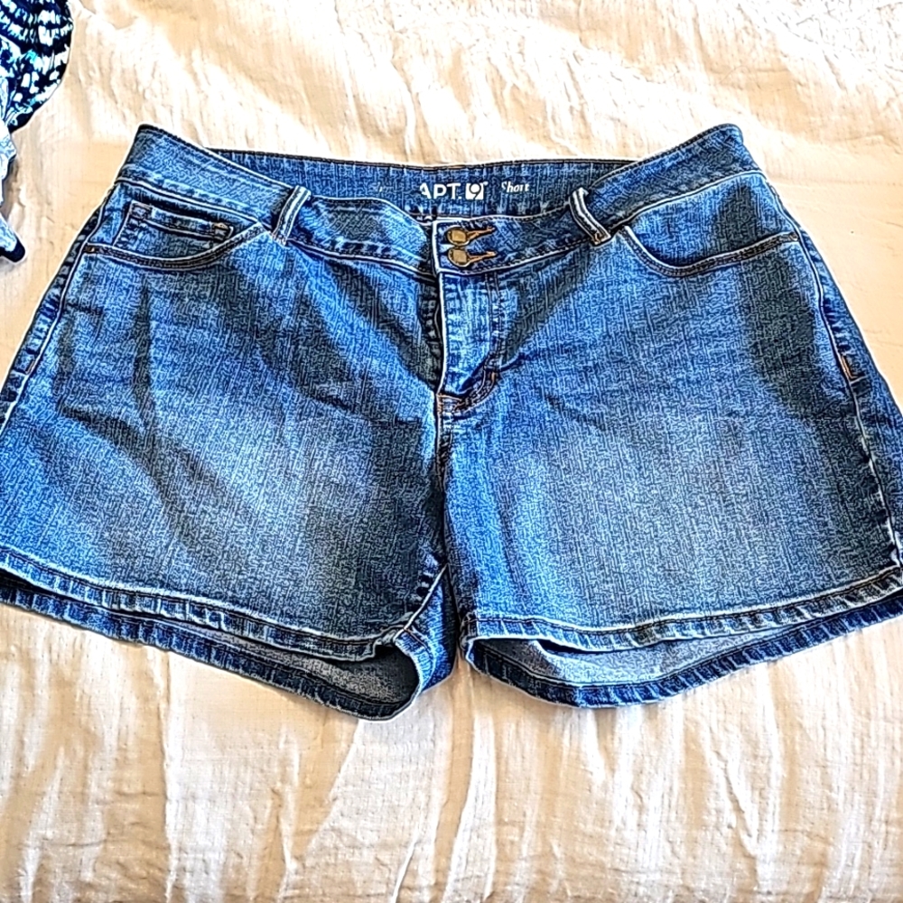 Mid rise Apt 9 shorts